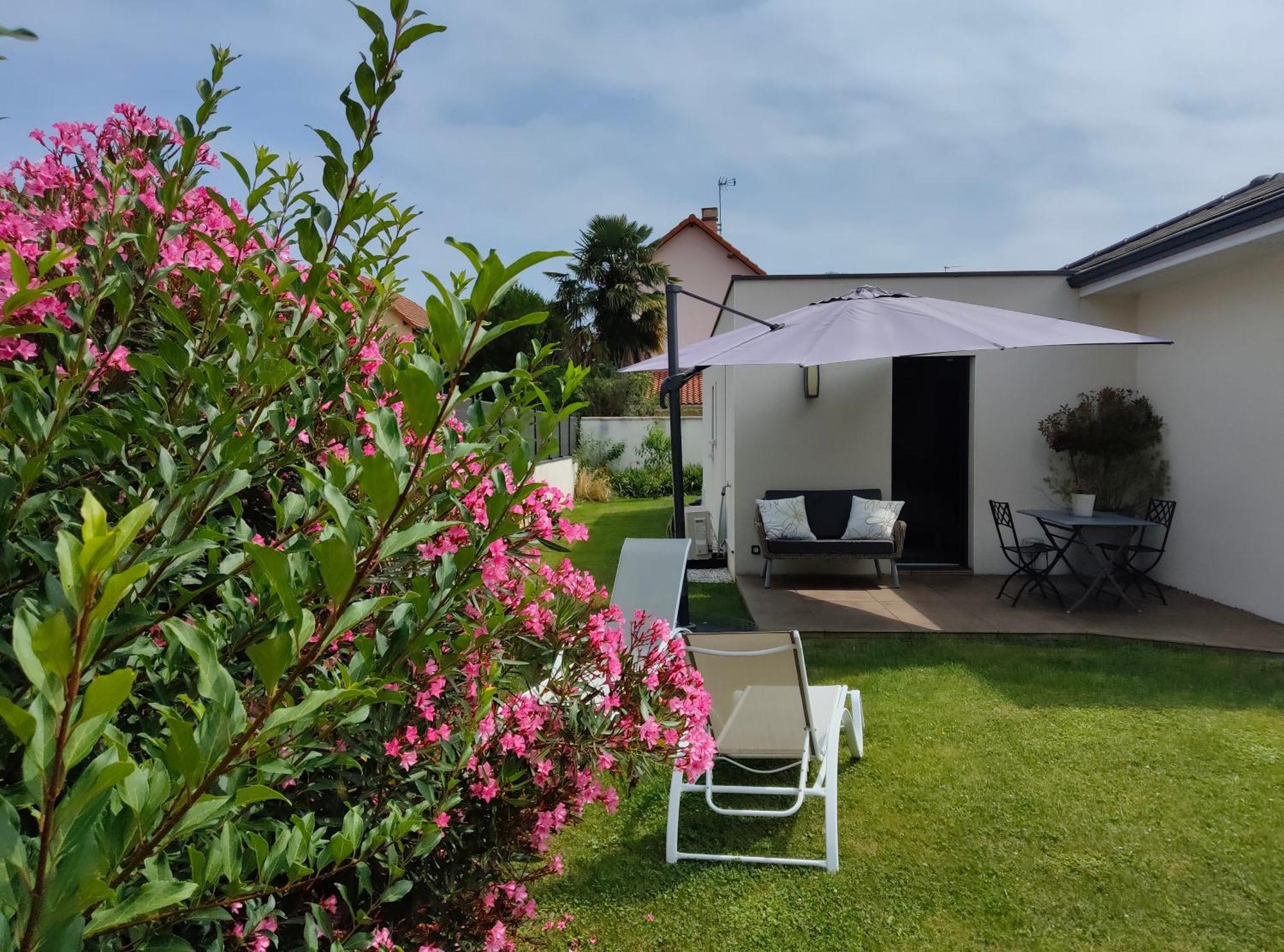 Du Cote De Chez Paule, Chambre Avec Entree Independante Et Salle D'Eau Privative Séméac Exteriör bild