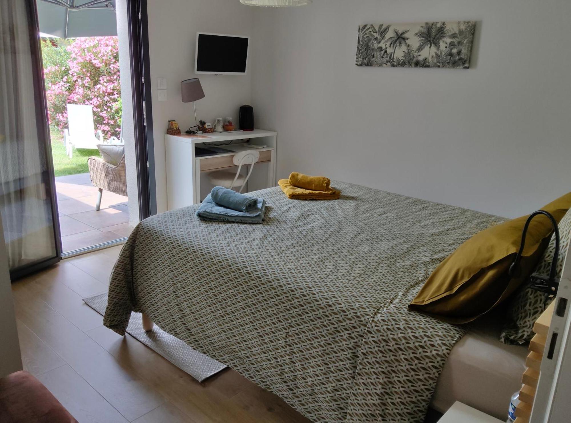 Du Cote De Chez Paule, Chambre Avec Entree Independante Et Salle D'Eau Privative Séméac Exteriör bild