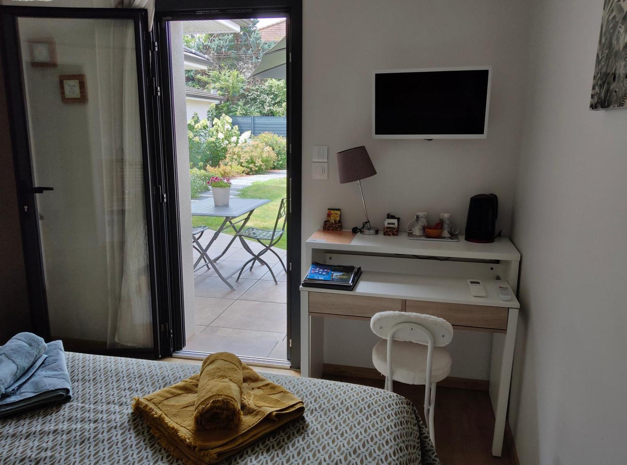 Du Cote De Chez Paule, Chambre Avec Entree Independante Et Salle D'Eau Privative Séméac Exteriör bild